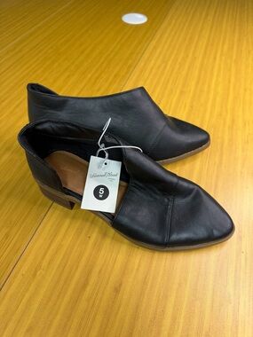 Universal Thread Women's Shoes Size 5 Wide Black Faux Leather Heel